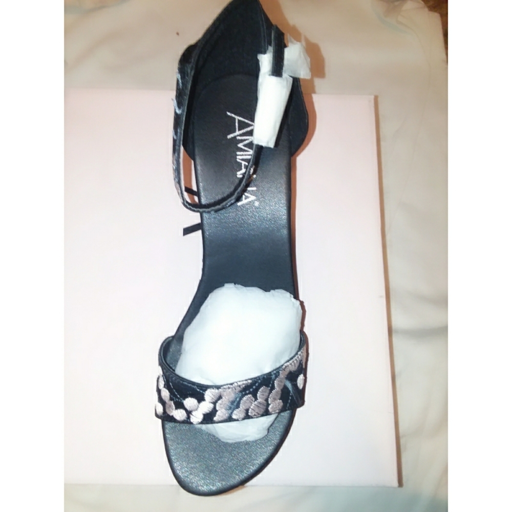 NIB Womens Sz.8 Amiana Wedge Sandals